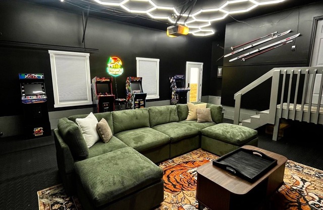 Stay & Play - Walk to lake & short drive to slopes