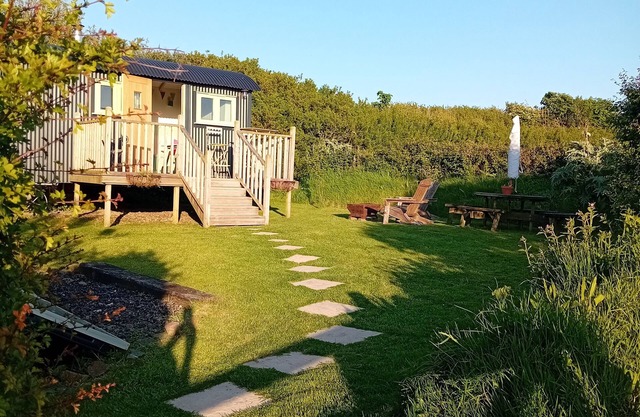 stayinhartland @ Quincecote shepherds hut