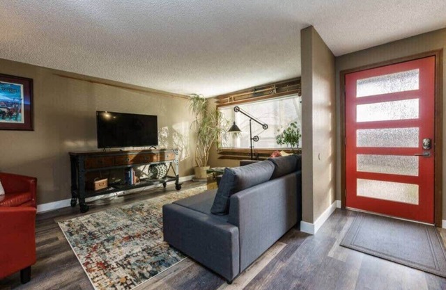 #StayInMyDistrict Eclectic Boise Townhouse near St. Als