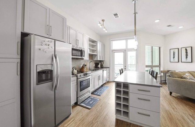 StaysByWalker Uptown 1BR Gym/Parking/Desk/KingBed