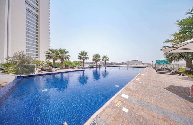 StayShort - Damac Hills Sleeps 4 with Basketball Court!