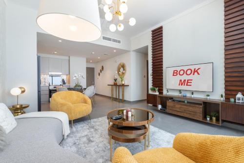 StayShort - Stylish 2-Bed Oasis with Pool in Peaceful Creek Harbour