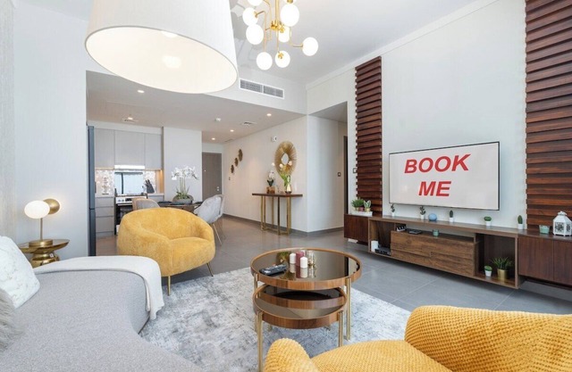 StayShort - Stylish 2-Bed Oasis with Pool in Peaceful Creek Harbour