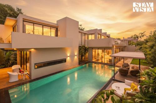 StayVista at Cielo House with Bonfire, Pool