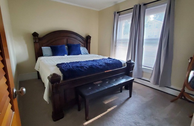 Steel Hideaway, first floor easy access, king bed, fenced yard, fast wifi