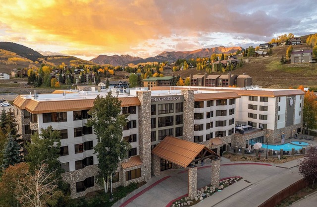 Stellar Location, Hot Tub, Heated Pool, Steam Room/Gym
