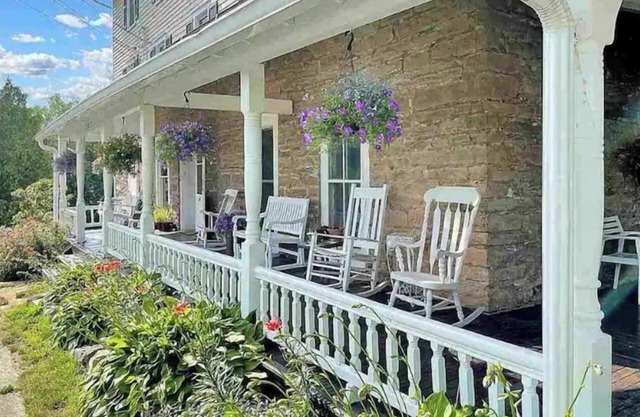 Step into history & unwind at Stone House a charming 🏡 at the❤️of NYHudson Valley