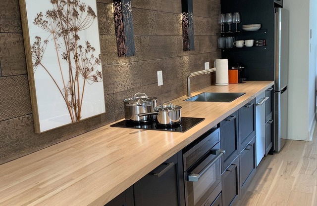 Steps from Downtown Mystic/Newly Renovated Modern Apartment
