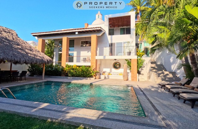 Steps from the beach, pool, games room and privacy!