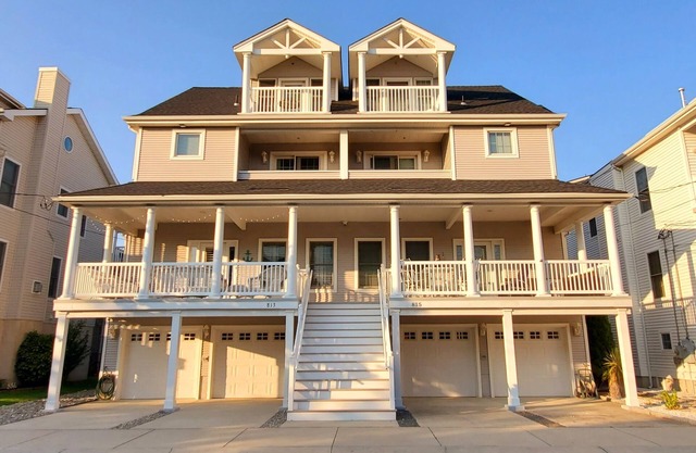 Steps from the beach- family friendly convenience sleeps 10 close to everything!