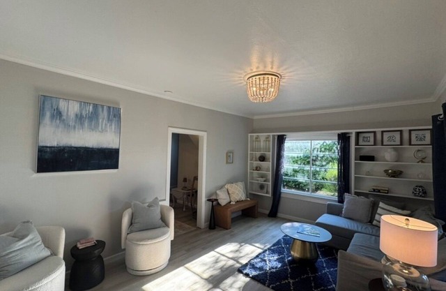 Steps to 3rd Street, 3 King bedrooms at Evermore Cottage!