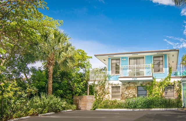 Steps to Beach. Hidden Gem. Boutique Bungalow Chic.