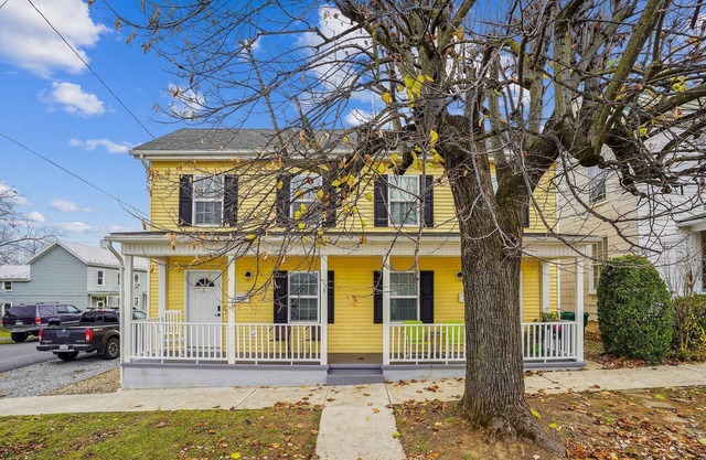 Steps to downtown fun and food! No Cleaning Fee!