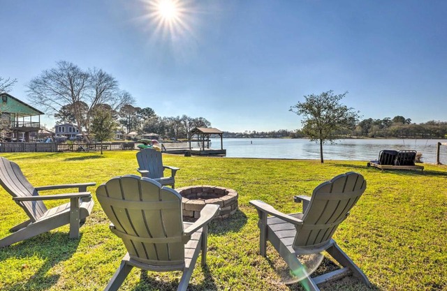 Steps to Lake Conroe Cozy, New-Build Cabin