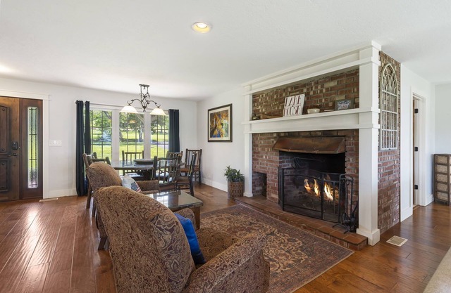 Steps to Lake-Dog Friendly- Best view of Lake- Hot Tub- Pool table