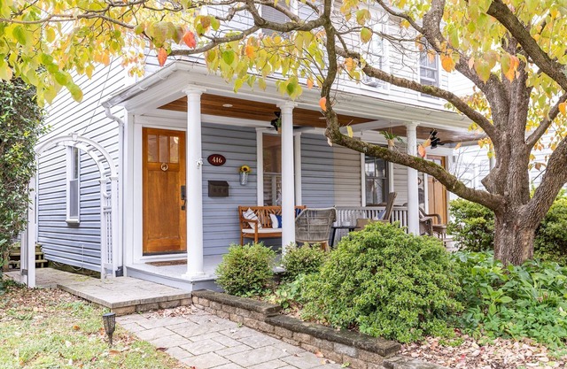 Steps to Marinas & Shops w Parking in Eastport