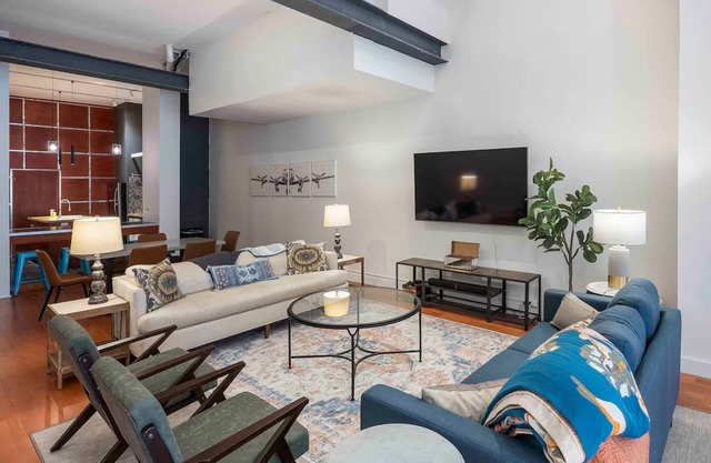 Steps to Market Square | Sleeps 12 Guests!