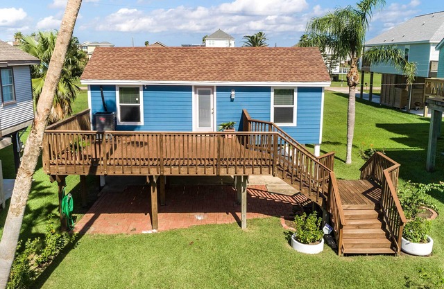 Steps to Sand: Galveston Beach Bungalow!