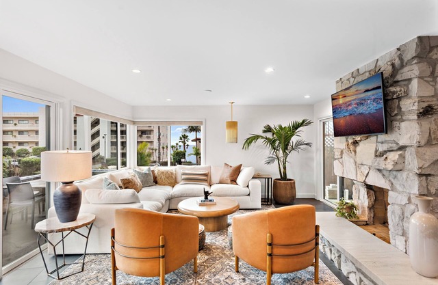 Steps to Sand Luxury, Ocean Views, Walk to Everything