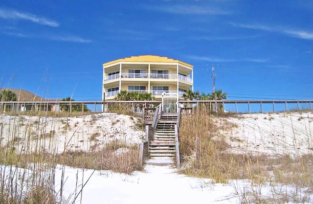 Steps to the Beach, Oceanview Condo, Pool, Sleeps 10