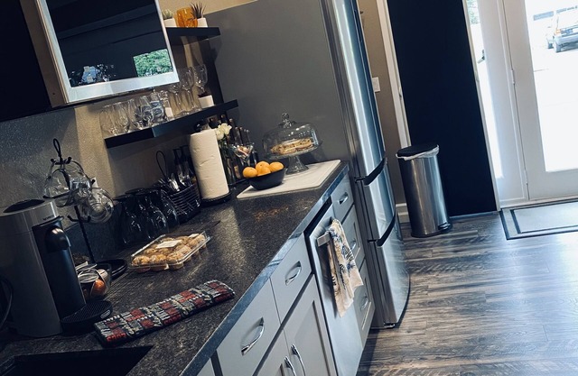 STEPS TO WILLAMETTE - Bright & Open Luxury Studio central to all Portland offers