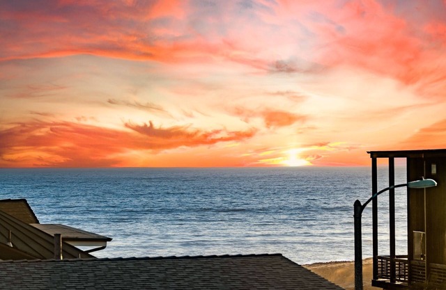 StepsToSand & Local Spots! Ocean Views W/Balconies