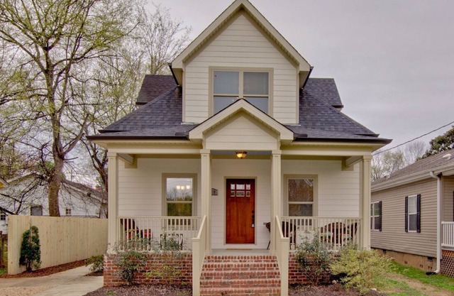 "Stevens Reserve" Luxury Home Sleeps 8 in Downtown Huntsville