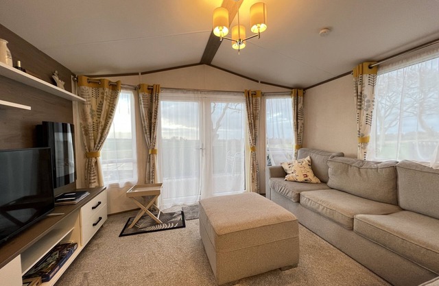 Stewarts Resort Lodge 33 - a lodge that sleeps 4 guests in 2 bedrooms