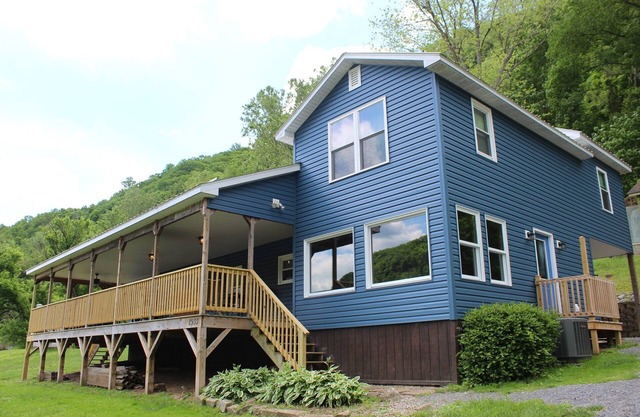 Stillwater on the New- Riverfront, New River Gorge - 5BR/2BA, Wi-Fi, Huge Porch