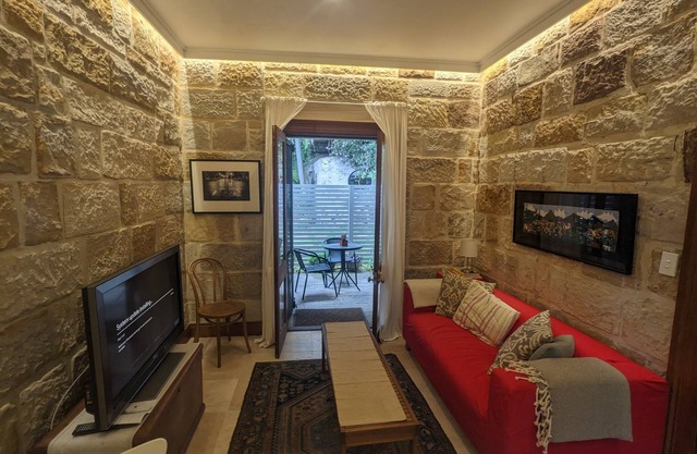 Stone 1bed Cottage + Living