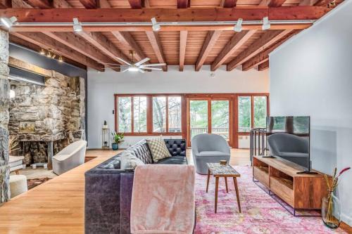 Stone Cabin on Valley View - Firepit & Hot Tub