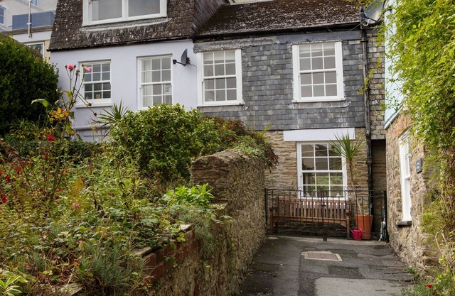 Stone cottage in central Salcombe sleeps 8