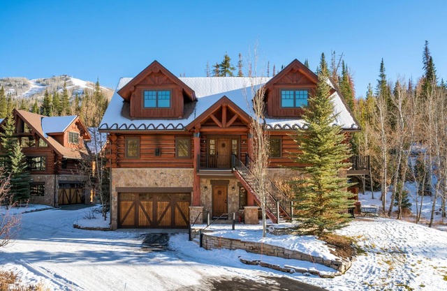 Stone Creek Lodge, a stunning log home with a game room, private hot tub, Gigabit internet, more!