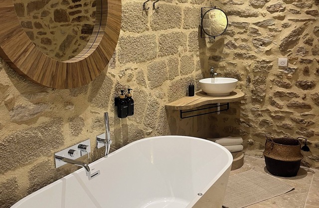 Stone-built cocoon in the center of the village, roof terrace and whirlpool bath