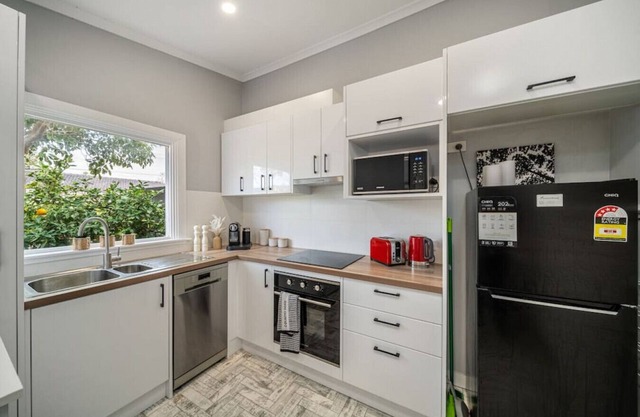 Stone`s Throw - Cafes, Parking, WiFi