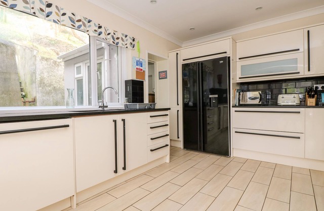 STONES THROW, pet friendly, with a garden in Porthtowan