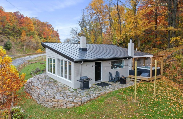 Storybook Lodge: Hot tub. 75 inch TV. Near Luray