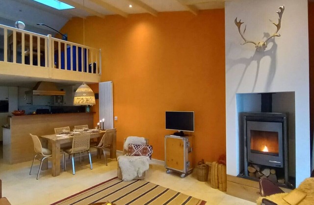 Strandhuis in de duinen met uitzicht op zee.