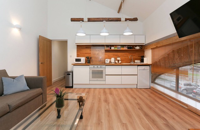 Strawberry Line, Flat 2