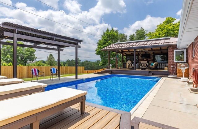 Strip Down. Cool Off. Charming 3BR house with a Pool and Mountain View’s