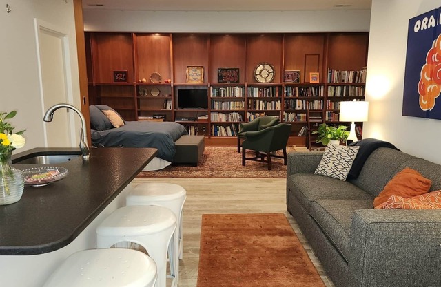 Stroll 2 blocks to town! Quiet, private, sparkling & spacious studio & parking