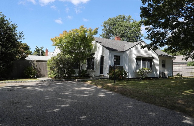 Stroll to Surf Drive Beach and Main Street!