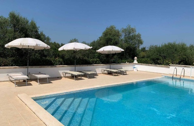 Structure with pool in the Apulian countryside, for a relaxing getaway