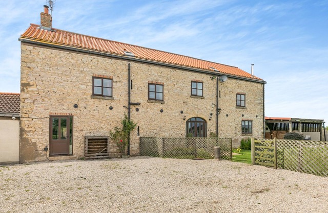 STUBBS GRANGE BARN, family friendly in Askern, Yorkshire