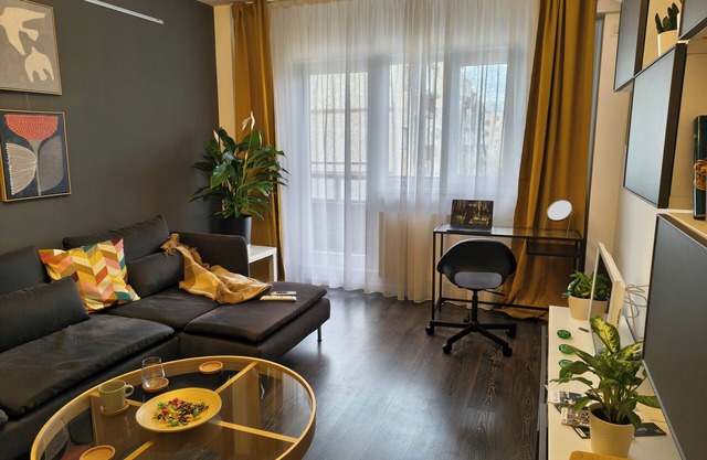 Student Grey Apartment w/Full ammenities. Spacious 2 room Balcony