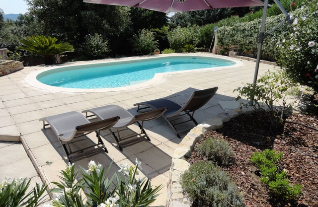 STUDIO 2 INDEPENDENT PERS WITH SWIMMING POOL