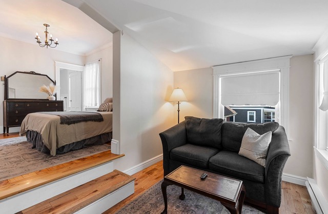 Studio 7 ~ 1 BDRM w/Private Bath & Living Room