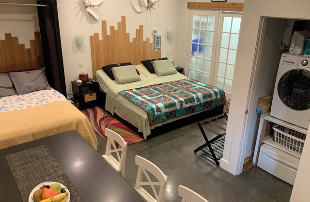 Studio:AC,WiFi, shower, tankless water heater, kitchen, adjustable beds, parking