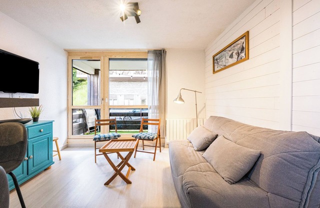 Studio Apartment 'Skis Aux Pieds' with Mountain View, Balcony and Wi-Fi