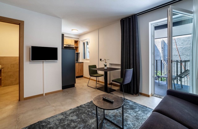 Studio 'Apartment 10' with Mountain View, balcony & Wi-Fi